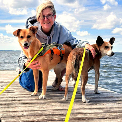 Ines ist die Autorin und die Stimme hinter »Rhona und das Meer«.